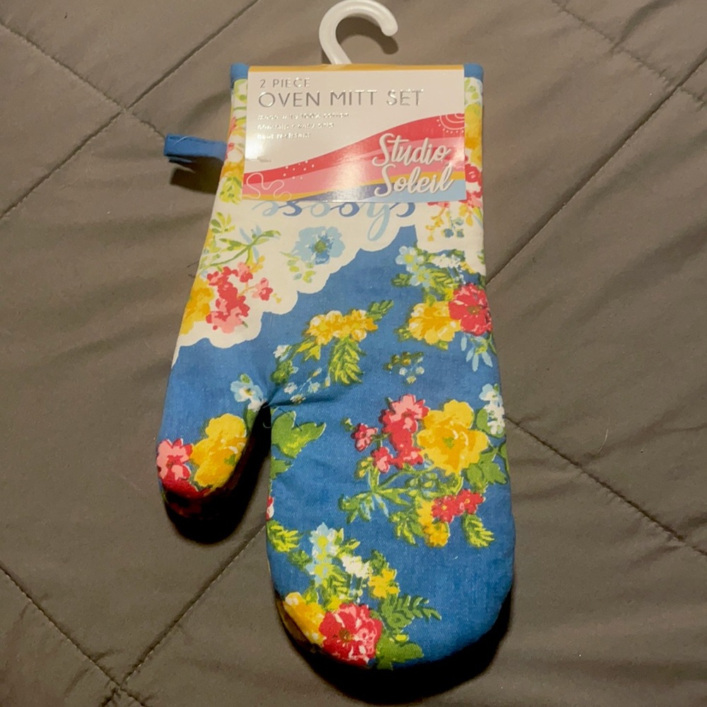 Oven mitt set of two mitts (NEW)